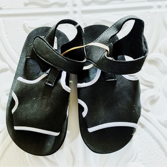 Zac & Evan Toddler/Little Boy Beach Sandals B&W - Picture 2 of 3